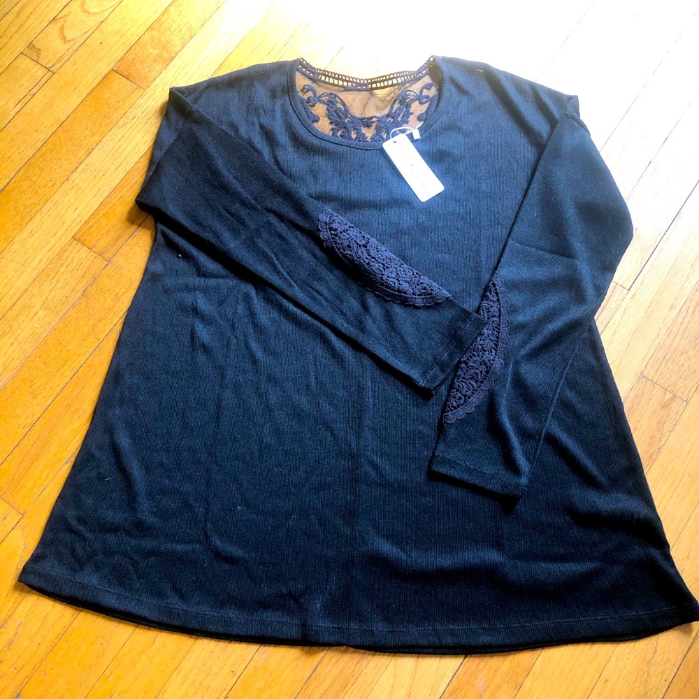 BNWT Simply Noelle Black Tunic Top